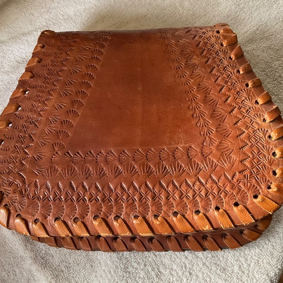 VINTAGE LEATHER TOOLED CROSSBODY - Picture 2 of 10